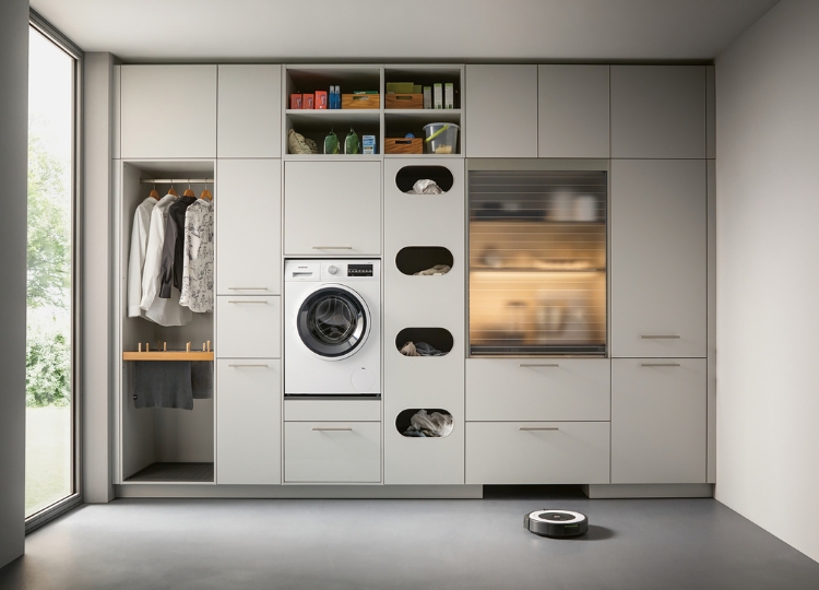 Heller Hauswirtschaftsraum mit integrierter Waschmaschine und raumhohen Schränken