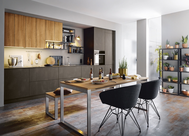 Industrial-Küche mit dunklen Fronten, Holzdetails und offenen Metallregalen