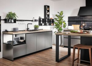 Dunkle Industrial-Küche mit schwarzen Fronten, Metall und Holz
