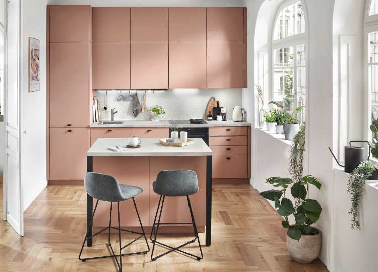 Moderne Küche in Rosé mit kompakter Insel und klaren Fronten