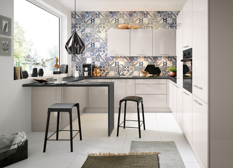 Moderne helle Küche mit auffälliger Fliesenrückwand und Sitztheke