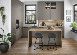 Moderne Küche in Grau und Holz mit Insel und Sitzplätzen