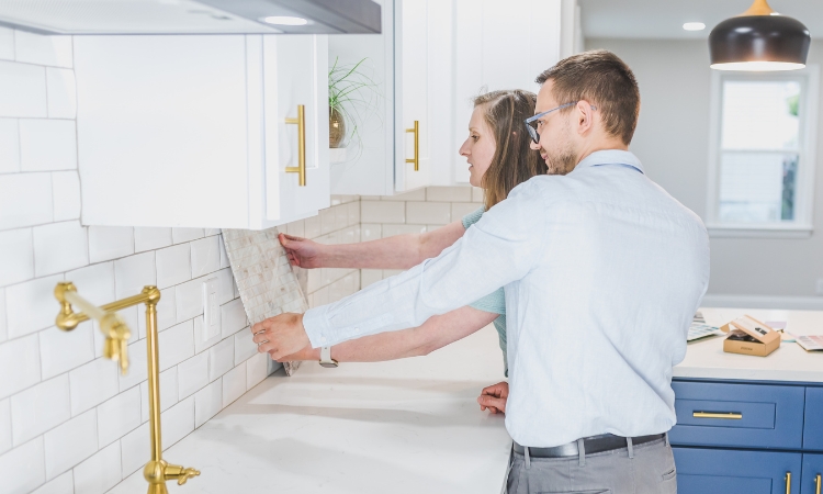 Küchenberater bespricht die Küchenplanung mit Kunden anhand eines Grundrisses