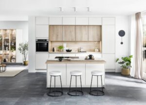 Moderne helle Küche mit Holzfronten, Insel und klarer Linienführung