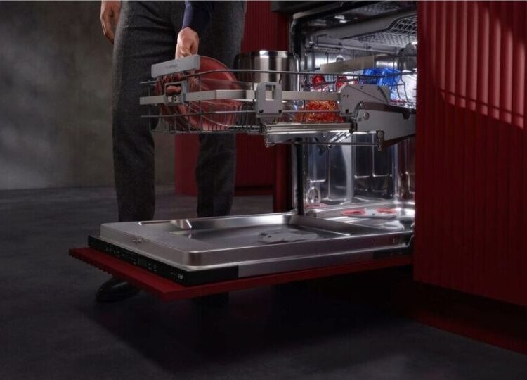 Geöffneter AEG ComfortLift Geschirrspüler mit nach oben angehobenem unteren Geschirrkorb und sichtbarem Hebemechanismus.