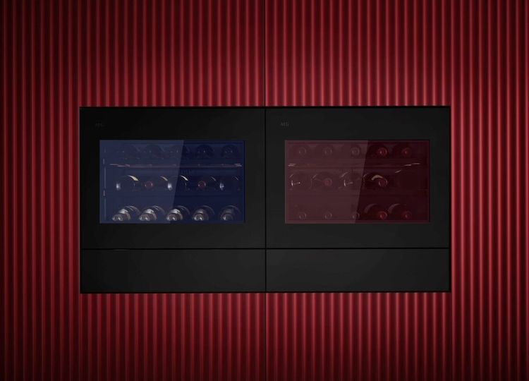 Schwarzer Einbau-Weinkühlschrank mit zwei beleuchteten Temperaturzonen und Glasfront vor einer rot geriffelten Wand.