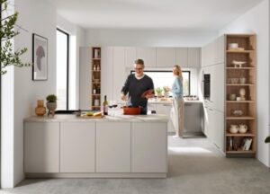 Beige Küche mit ruhiger Farbgestaltung und zeitloser Optik