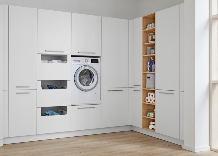 Moderner Hauswirtschaftsraum mit Waschmaschine, integrierten Wäschefächern und Stauraum