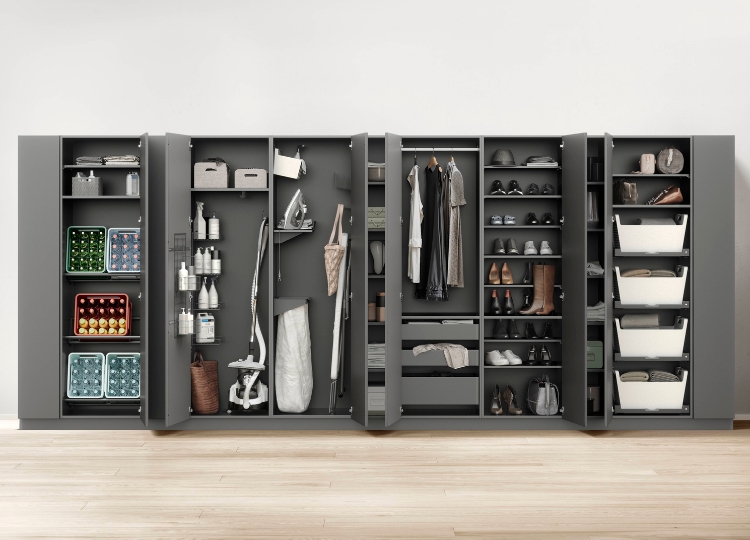 Geöffnete Hochschränke mit Stauraum für Staubsauger, Reinigungsmittel, Schuhe und Haushaltshelfer