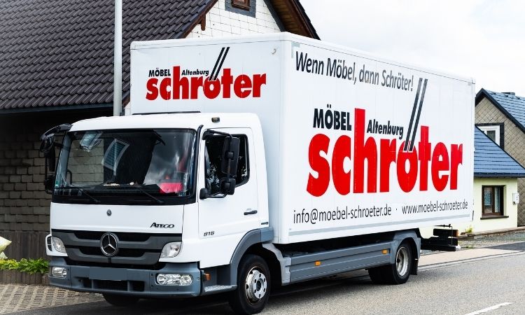 Lieferfahrzeug von Möbel Schröter für Möbel- und Küchenlieferungen