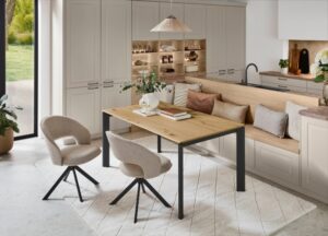 Moderne Landhausküche mit Sitzbereich, hellen Fronten und natürlicher Gestaltung