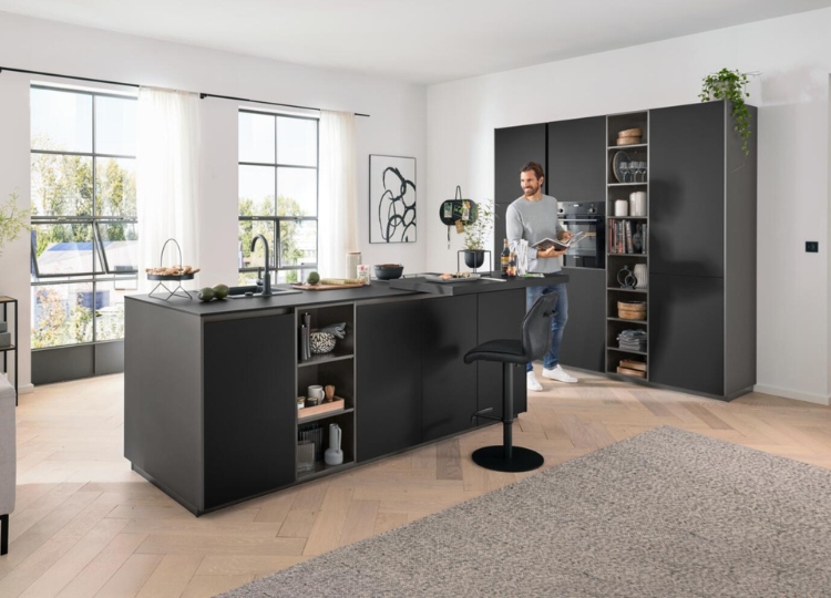 Moderne Küche mit großer Kochinsel und heller Arbeitsfläche