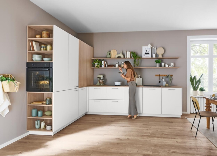Moderne L-Küche mit Arbeitsflächen an zwei Wänden