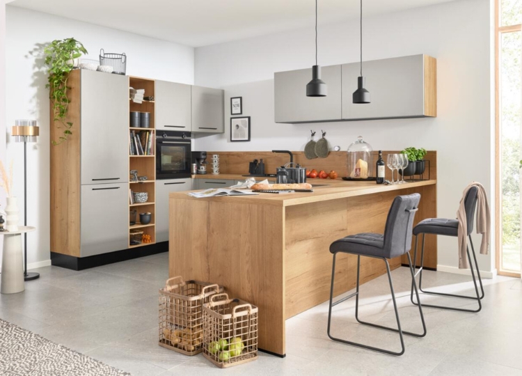 Moderne U-Küche mit viel Arbeitsfläche und Stauraum