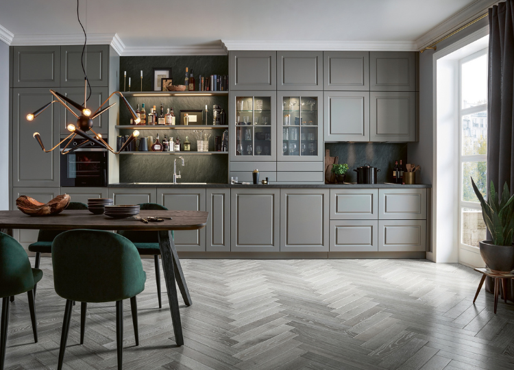 Hellgraue moderne Landhausküche im Altbau mit Rahmenfronten und hohen Decken