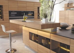 Echtholzküche mit natürlichen Holzfronten und warmer, wohnlicher Ausstrahlung
