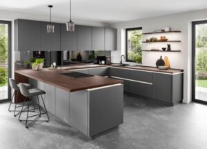 Graue Designküche mit großer Insel und dunkler Holzarbeitsplatte