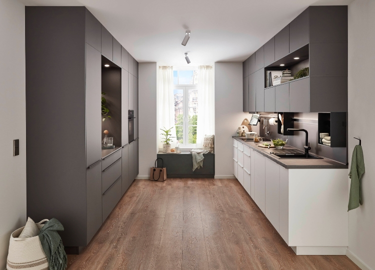 Schwarze zweizeilige Küche mit Holzdetails und gegenüberliegenden Küchenzeilen