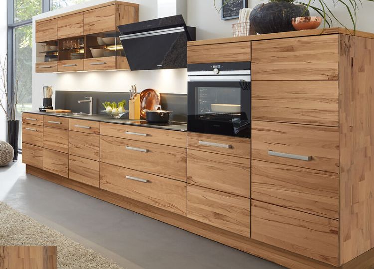 Echtholzküchenzeile mit natürlichen Holzfronten und moderner Ausstattung