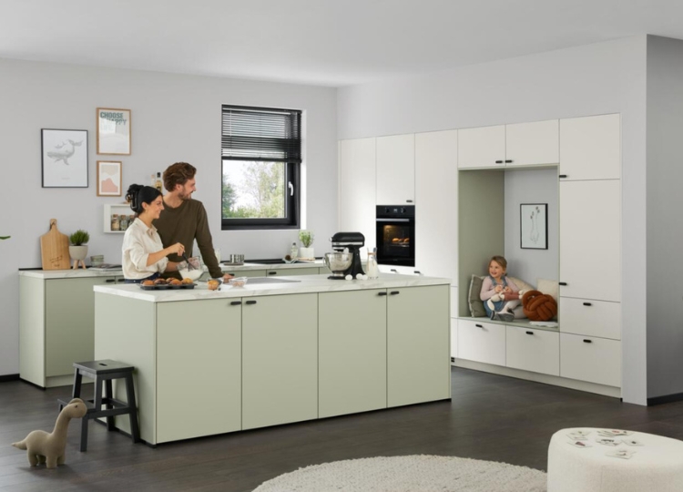 Moderne Inselküche mit freistehender Kücheninsel und viel Arbeitsfläche