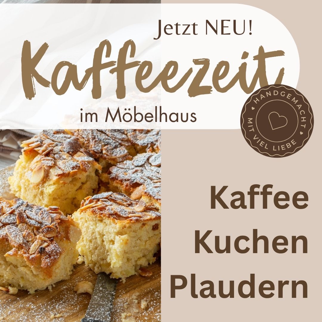 Frischer Blechkuchen auf Holzbrett, beworben wird die neue Kaffeezeit im Möbelhaus Schröter mit Kaffee, Kuchen und Gesellschaftsspielen.