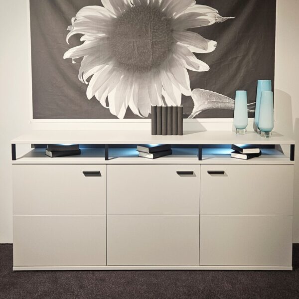 Ideal Möbel Sideboard Juno in Modern White mit grauen Akzenten bei Möbel Schröter in Windischleuba.