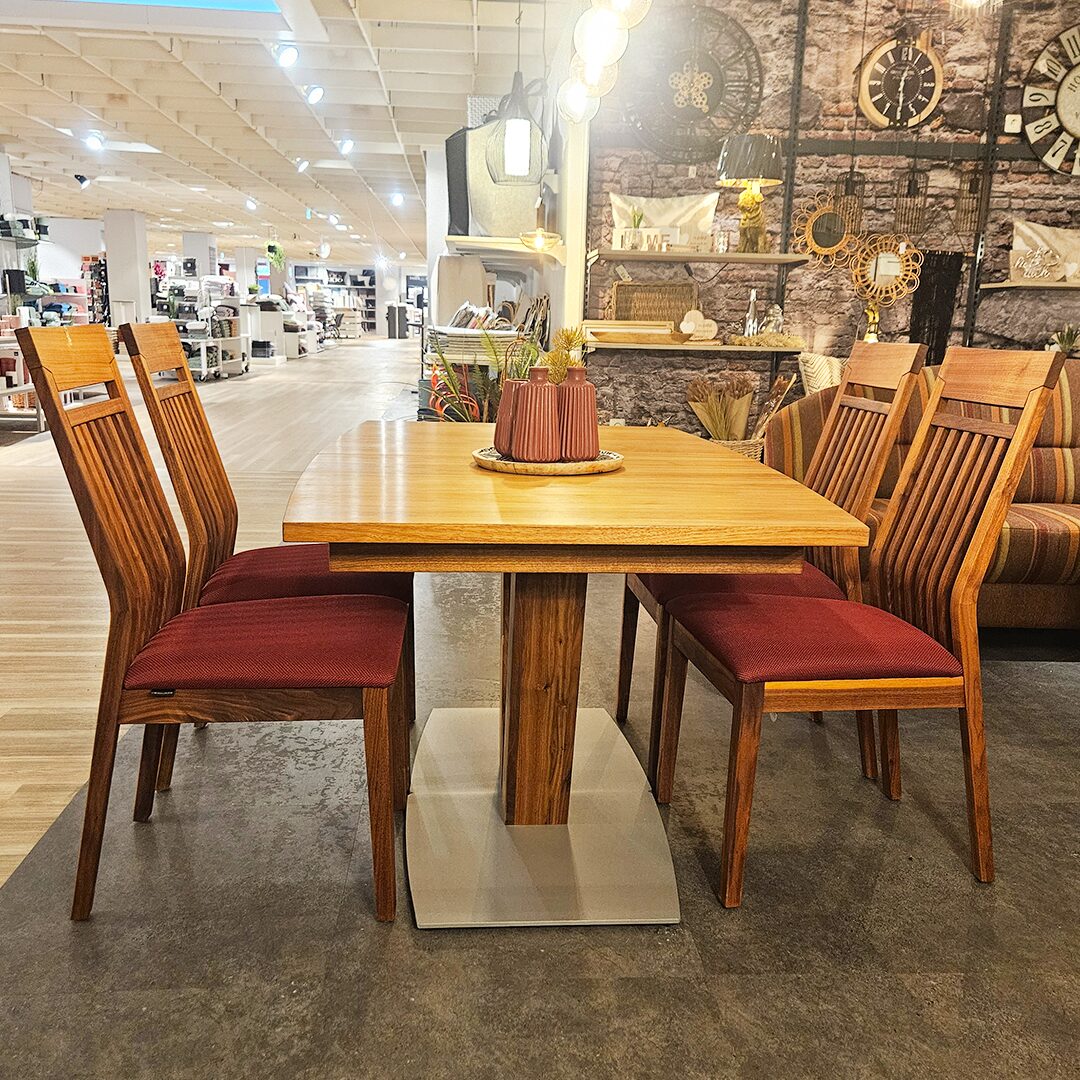 Venjakob Tisch-Stuhlgruppe My Home aus geöltem Nussbaum mit ausziehbarem Esstisch in Bootsform und vier Stühlen mit bordeauxfarbenen Sitzkissen bei Möbel Schröter in Windischleuba.